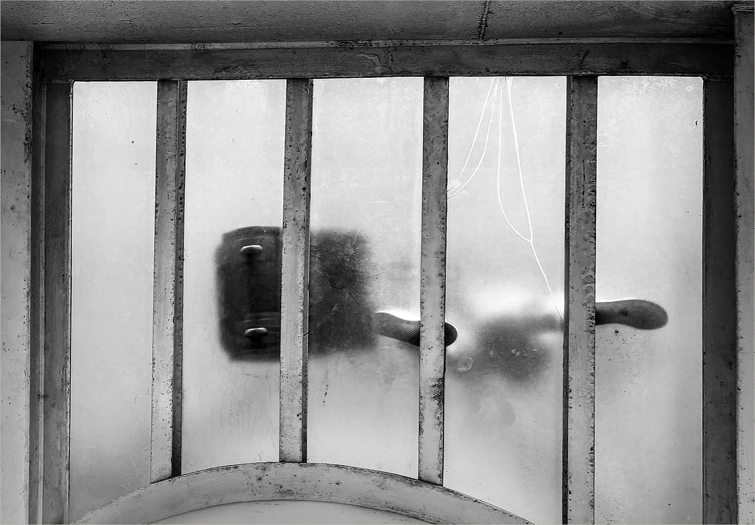 18 MIND THE CRACK by Paul Wilson